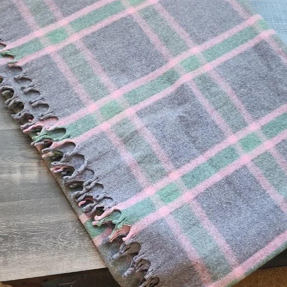 Unk Gray and Pink Plaid Throw Blanket - Picture 1 of 2
